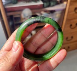 和闐玉碧玉紅皮老料粉陽綠手鐲，圈口5657,老熟油糯，俏色紅 歷史價格詳細信息