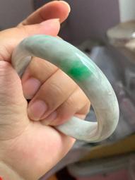 陽綠天然翡翠a貨手鐲無裂，有很細的牛毛紋和晶體紋，都不顯也不扣，有云朵棉~很特色的，有種水 歷史價格詳細信息