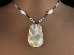 《紀老師的收藏》特冰種放光料 →天然沁色玉髓手工立體精雕項鍊{富貴貔貅}→26B40U59  ※正能量-聚氣招財•心想事成•配戴增值! 歷史價格詳細信息