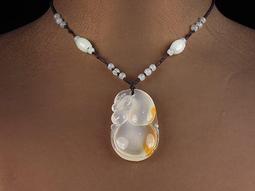 《紀老師的收藏》富貴吉祥•溫潤透亮→優天然新疆和闐玉項綴{金玉(魚)滿堂}→16B70U116  正能量-聚氣招財•心想事成•配戴增值 歷史價格詳細信息