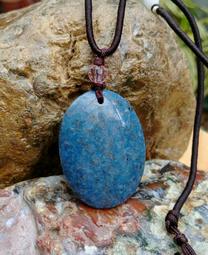 清 天然青金石純手工雕刻，鑲嵌『四臂觀音』，高16寬11重約560克………… 歷史價格詳細信息