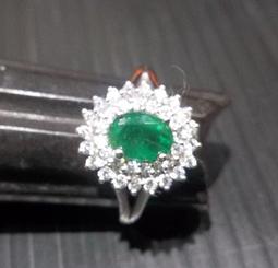 天然祖母綠，無浸油處理、無加熱，純銀大戒指，鑲嵌多顆小祖母綠蛋面、鋯石水鑽，戒圈內圍直徑1.67公分，男女皆適合 歷史價格詳細信息