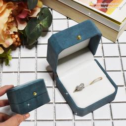 【鉛筆巴士】台灣現貨 頂級絨布 方形戒指盒(玫粉) 對戒盒 求婚訂婚結婚 鑽戒盒 首飾盒 珠寶盒 絨布盒k1805011 歷史價格詳細信息