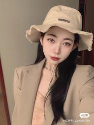 Jacquemus漁夫帽必入 百搭色系，旅行外出必備 可調節大小  夏季漁夫帽又悄悄登場了 歷史價格詳細信息