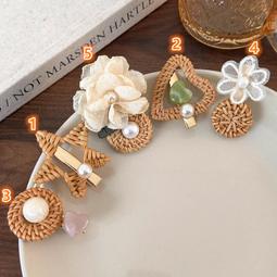 {朵朵韓飾} C3432 韓國直送(正韓)-法式氣質彩虹草編花朵扭扭髮夾(二色) 歷史價格詳細信息