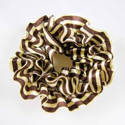 【MoDo魔荳】＊全新＊《甜美韓系款@渡假田園風鏤空針織花邊大腸髮束。滾邊大腸髮圈。滾邊大腸圈圈束。滾邊髮飾》〈咖啡格子〉 歷史價格詳細信息