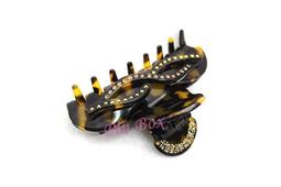 Pin Box 法國純手工 優雅女士抓夾 框邊簍空 點綴式水鑽 知性 M86-17797*亮面黑.咖 法國製 ※現貨※ 歷史價格詳細信息