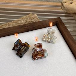 {朵朵韓飾} B9670 韓國直送(正韓)-氣質簡約立體線條果凍色蝴蝶結抓夾(六色) 歷史價格詳細信息