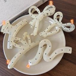 {朵朵韓飾} C3432 韓國直送(正韓)-法式氣質彩虹草編花朵扭扭髮夾(二色) 歷史價格詳細信息