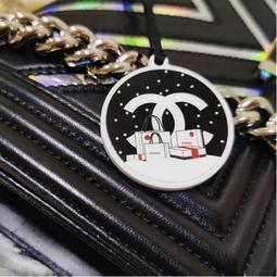 香 櫃檯會員禮品 專櫃小物 稀少贈品 彩色CC/深藍圓牌/ 金色菱格花/紅色圓牌/黑邊金色花LOGO 吊飾/掛件 歷史價格詳細信息