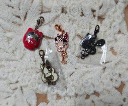 HELLO  KITTY  與  鎮金店  聯名   粉紅  及 紅色  兩個 可愛  高級紅包袋   2入/袋 歷史價格詳細信息