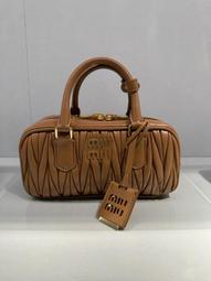 褶皺斜揹包 軟皮單肩托特包 素色復古手提包 大容量水桶包 百搭洋氣通勤大容量包包女 腋下托特包--麥包包 歷史價格詳細信息