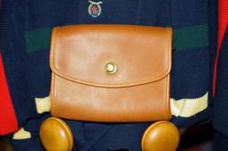 vintage駝色基礎款單排扣羊毛大衣外套，不厚，偏薄一點，成色很好，背面有一處掉絨不明顯，不注意看看不出～  •尺寸：肩袖71.胸圍112 歷史價格詳細信息