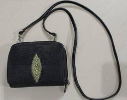 【二手衣櫃】正品 泰國製 安達曼海珍珠魚皮 兩用皮包 零錢包 側背包 真皮 錢包 小側背斜背包 雙拉鍊包 1131225 價格比較,價格查詢,歷史價格詳細信息