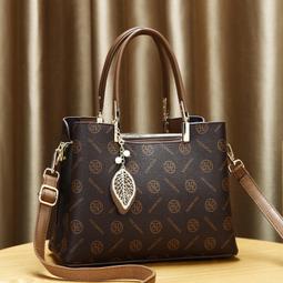 【八號館】斜挎包包女女士亮面枕頭包大容量搭手提小方包休閒包外出包收納包旅行包．SD16103 歷史價格詳細信息