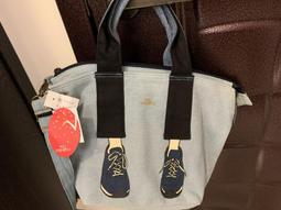 mis zapatos 亮灰色包鞋圖案金屬鍊側斜肩背小方包,高度16.5cm,底寬24*8.5cm,有使用痕跡如圖,特價大出清 歷史價格詳細信息