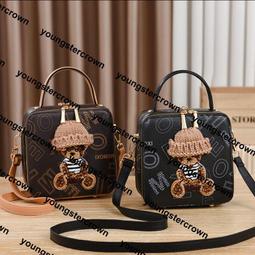 ~KP10137~小包包夏季新款女包手提包小熊單肩斜跨小方包女收納包休閒包外出包旅行包 歷史價格詳細信息