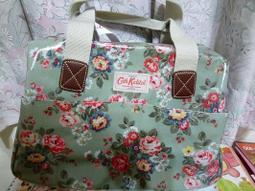 Cath Kidston【英國品牌】深藍素面  拼接花卉滿版  化妝包 / 萬用包  特價990元 (不議價) 歷史價格詳細信息