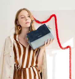 反正皮手提包30× 44×10cm帶46cm(桌右）沒用9.5成新 歷史價格詳細信息