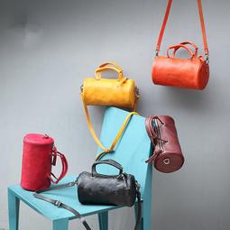 『皮皮創』原創設計手作真皮枕頭包。簡約率性自然摔紋牛皮斜背包復古文藝小眾單肩包反絨麂皮包包雙隔層雙拉鏈大容量真皮休閒包 歷史價格詳細信息