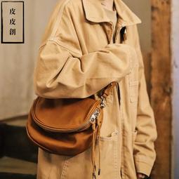 『皮皮創』原創設計手作真皮牛角包。個性百搭進口小羊皮斜背包獨特創意包可頌包大容量拼接手縫軟糯真皮餃子包 歷史價格詳細信息