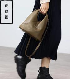 『皮皮創』原創設計手作真皮斜背包。法式復古氣質小眾單肩包重工洗水頭層植鞣牛皮通勤包大容量真皮托特包男女 歷史價格詳細信息