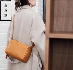 『皮皮創』原創設計手作真皮枕頭包。簡約率性自然摔紋牛皮斜背包復古文藝小眾單肩包反絨麂皮包包雙隔層雙拉鏈大容量真皮休閒包 歷史價格詳細信息