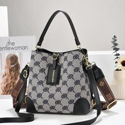 《愛網購》~SD16098~高級感通勤大包水桶包包女新款今年流行女士手提單肩斜挎包潮休閒包外出包收納包旅行包 價格比較,價格查詢,歷史價格詳細信息