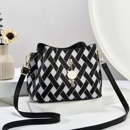 【八號館】夏季水桶包大容量女包高級感新款斜挎包通勤百搭大氣手提包潮休閒包外出包收納包旅行包．SD16022 歷史價格詳細信息