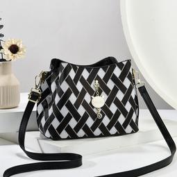 ６９９免運丷流行包包女新款質感壓花手提小方包韓版時尚大容量單肩斜挎包休閒包收納包單肩包斜背包丷SF05409 歷史價格詳細信息