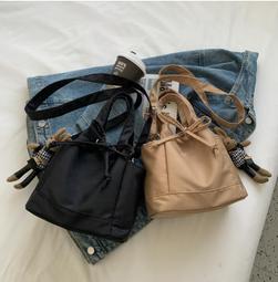 韓國  防水尼龍布  (新版)  拉錬口袋大織帶皮拉設計多層手提袋 歷史價格詳細信息