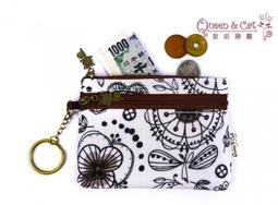 白鳥奈子精品舖 大化妝包 斜背包 相機包  防水布包 台灣製造 Queen&amp;Cat 白底英倫可愛小小兵 滿千免運 歷史價格詳細信息