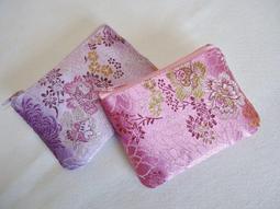 巧巧屋藝品工作室※手作布包系列~閃亮金屬花飾斜背包~中國風綢緞布~可當紅包袋 歷史價格詳細信息