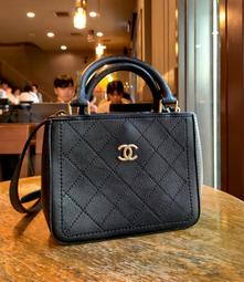 CHANEL Small vanity case經典菱格粒紋牛皮金扣鏈帶化妝/斜背包(黑色) 歷史價格詳細信息