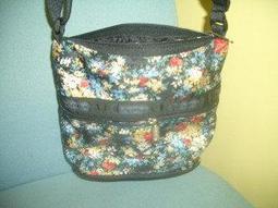 Lesportsac 粉色花朵圖案手提/側肩尼龍包,底寬度:33*14cm,高度:27cm,使用痕跡如圖,降價大出清 歷史價格詳細信息