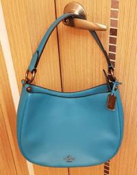 【COACH】COACH 橢圓立體金屬馬車LOGO雙拼皮革釦式三折中夾 黑拼深卡其 歷史價格詳細信息