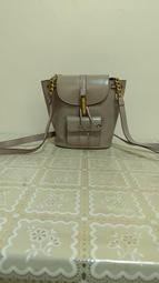 二手背包 九成新 材質厚實但不重 請細看照片 含店到店運費 歷史價格詳細信息