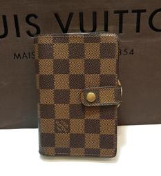 【Louis Vuitton 路易威登】M77928 新款Headline經典LOGO系列純羊毛保暖圍巾/披巾(黑色) 歷史價格詳細信息