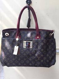 PRADA 可與寵物共用的三角牌尼龍萬用小包(黑色) 歷史價格詳細信息