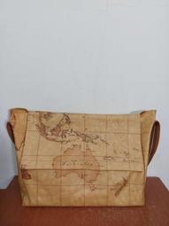 【Alviero Martini 義大利地圖包】郵差水餃斜側背包(中)-地圖黑 歷史價格詳細信息