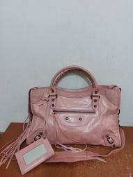 Balenciaga 巴黎世家 全真皮材質 機車包 手提包 肩背包 休閒斜背 黑金 配色，size24cm，特價出 金釦 97新 附 背帶跟鏡子 歷史價格詳細信息