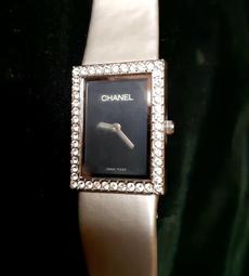 CHANEL方巾也是大家搶著要的單品！！這一次的花色很美，絲巾就是一年四季可以用的單品，送禮自用兩相宜 歷史價格詳細信息