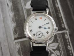 瑞士琺瑯古董小懷表，45x30mm，镍铬合金壳。开窗小钮缺失，走时正常。  不防摔，不防水，不防磁。二手商品不接受退換及 歷史價格詳細信息