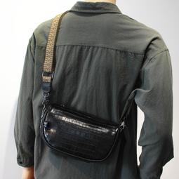 台灣現貨皮革時尚彩色肩帶翻蓋包休閒青年背挎包  露天市集  全台最大的網路購物市集 歷史價格詳細信息