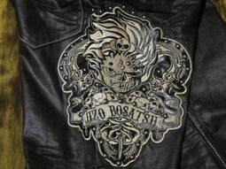 【帥哥王】BLUE WAY鬼洗 閻魔地藏小王 鎖鏈骷髏頭大圖騰皮質刺繡鉚釘深藍刷洗直筒褲32腰原4980只要3386元 歷史價格詳細信息