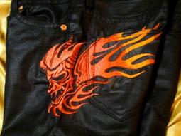 【帥哥王】最新BLUE WAY 鬼洗炙炎飛焰炎鬼 金色漸層超大3D鬼頭圖騰立體刺繡深藍色31腰原4680只要3250 歷史價格詳細信息