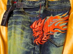 【帥哥王】最新BLUE WAY 鬼洗炙炎飛焰炎鬼 金色漸層超大3D鬼頭圖騰立體刺繡深藍色31腰原4680只要3250 歷史價格詳細信息