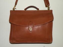 vintage駝色基礎款單排扣羊毛大衣外套，不厚，偏薄一點，成色很好，背面有一處掉絨不明顯，不注意看看不出～  •尺寸：肩袖71.胸圍112 歷史價格詳細信息