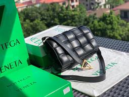 BOTTEGA VENETA Cassette 寬編織羊皮拼牛皮釦式短夾(黑色) 歷史價格詳細信息