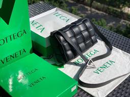 BOTTEGA VENETA Cassette 寬編織小牛皮可拆鍊帶皮夾/斜背包(黑色) 歷史價格詳細信息